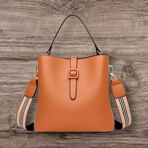 Elegant Tan Leather Crossbody Bag